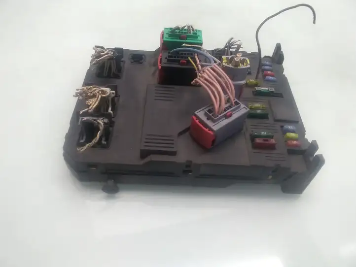 Peugeot 407 (2004 - 2011)  9655221280 Блок предохранителей