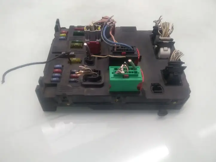 Peugeot 407 (2004 - 2011)  9655221280 Блок предохранителей