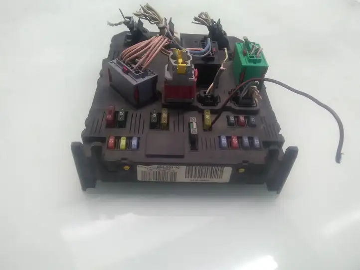 Peugeot 407 (2004 - 2011)  9655221280 Блок предохранителей