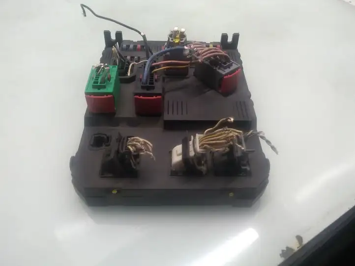 Peugeot 407 (2004 - 2011)  9655221280 Блок предохранителей