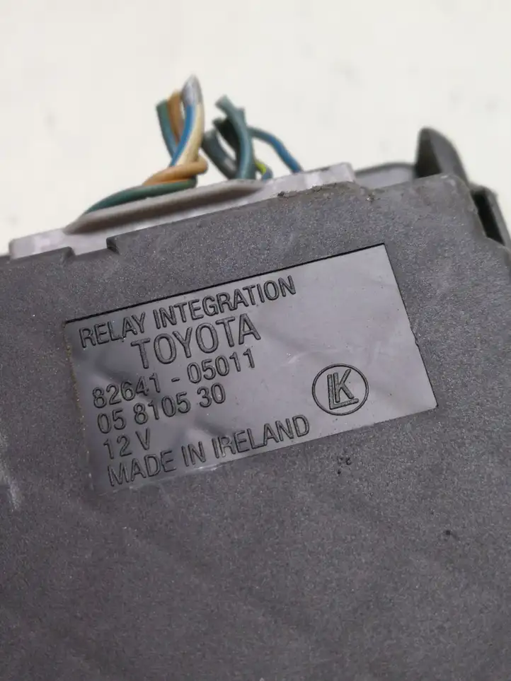 Toyota Avensis T220 (2000 - 2003) 8264105011 Блок предохранителей — фото 4