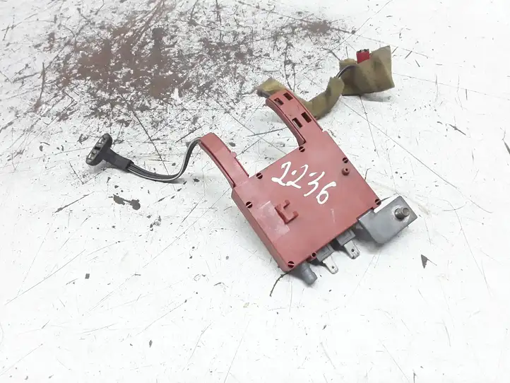 Volvo S60 (2000 - 2004)  8637601 Усилитель антенны