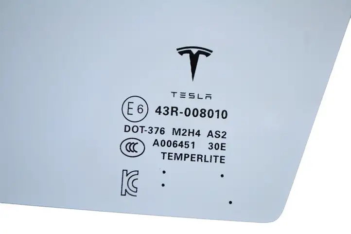 Tesla Model S (2016 - 2021) 105182100E Форточка двери — фото 4