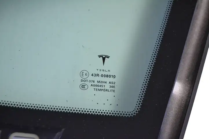 Tesla Model S (2016 - 2021) 105182199A Форточка двери — фото 4