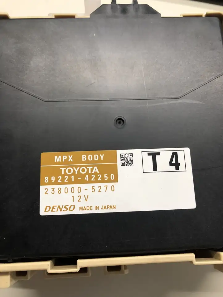 Toyota RAV 4 (XA40) (2012 - 2018) 8273042810 Блок предохранителей — фото 3