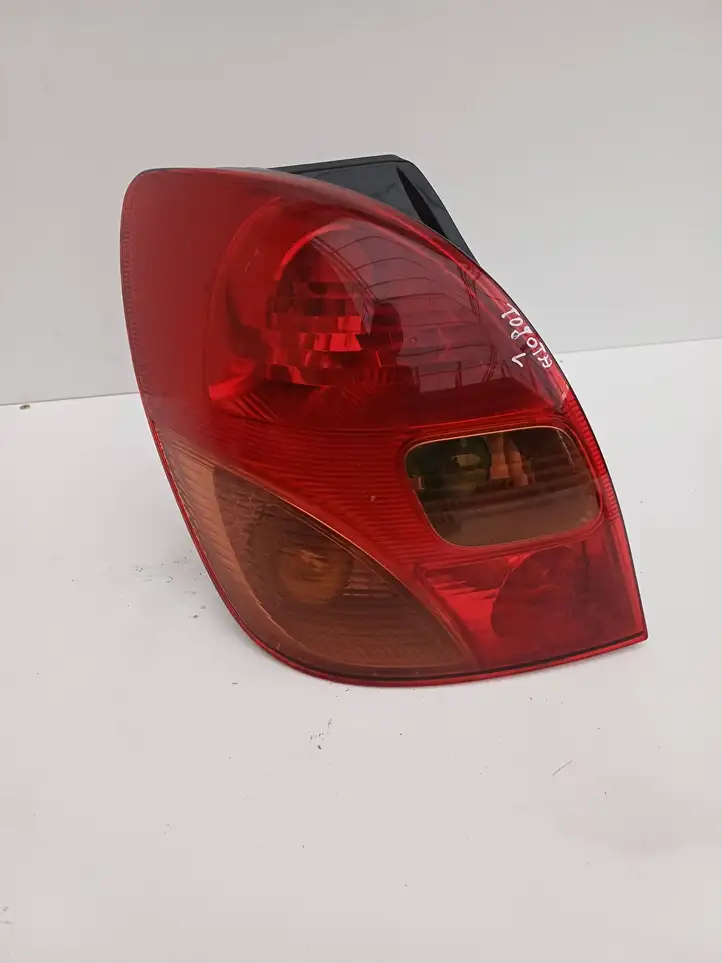 Toyota Corolla Verso E121 (2004 - 2007) 1827 Задний фонарь в кузове — фото 2