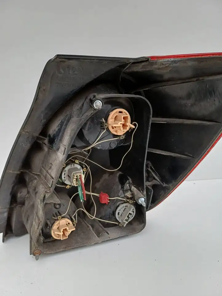 Toyota Corolla Verso E121 (2004 - 2007) 1827 Задний фонарь в кузове — фото 3