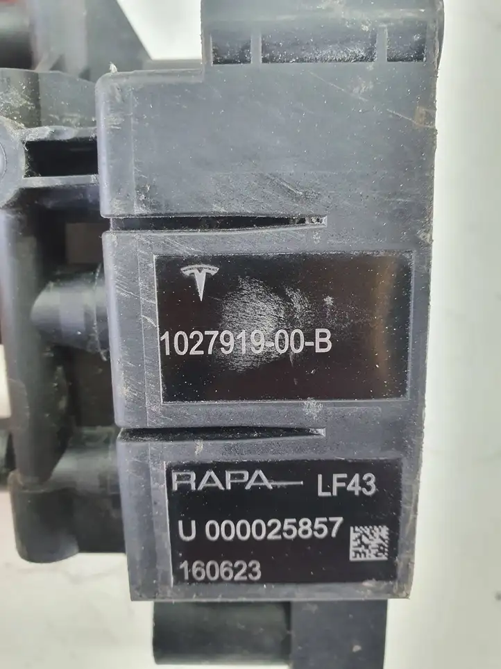 Tesla Model S (2016 - 2021) 102791900B Блок клапанов пневмоподвески — фото 2