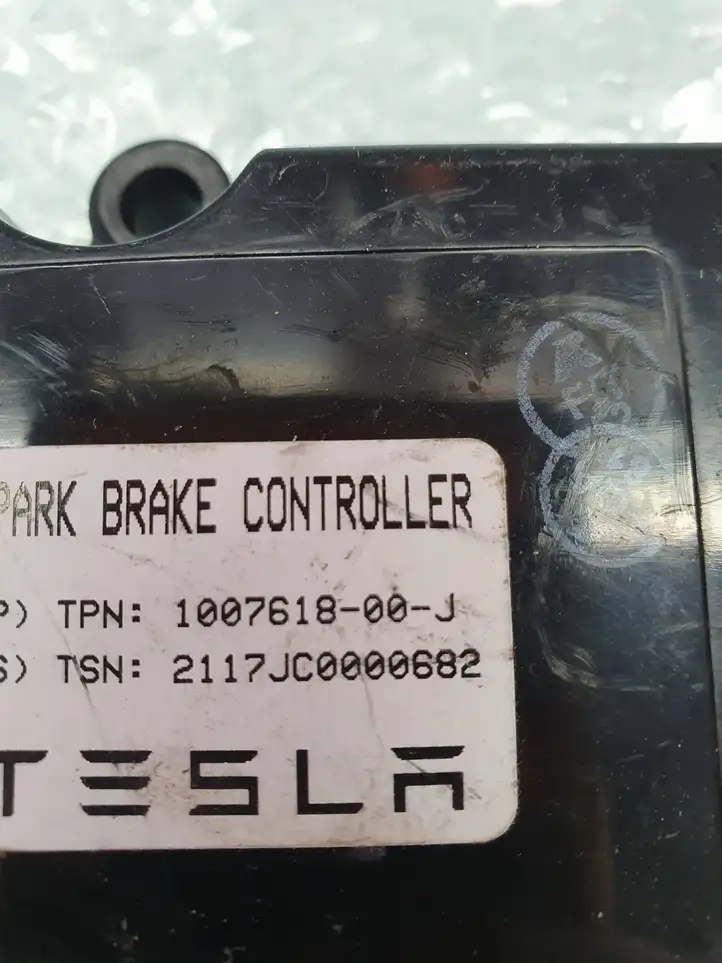 Tesla Model S (2016 - 2021) 100761800A Блок управления парктрониками — фото 2