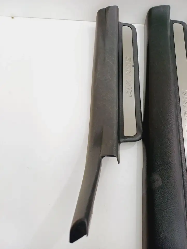 Toyota Avensis T250 (2003 - 2006) 6791305040 Внутренняя отделка переднего порога — фото 1