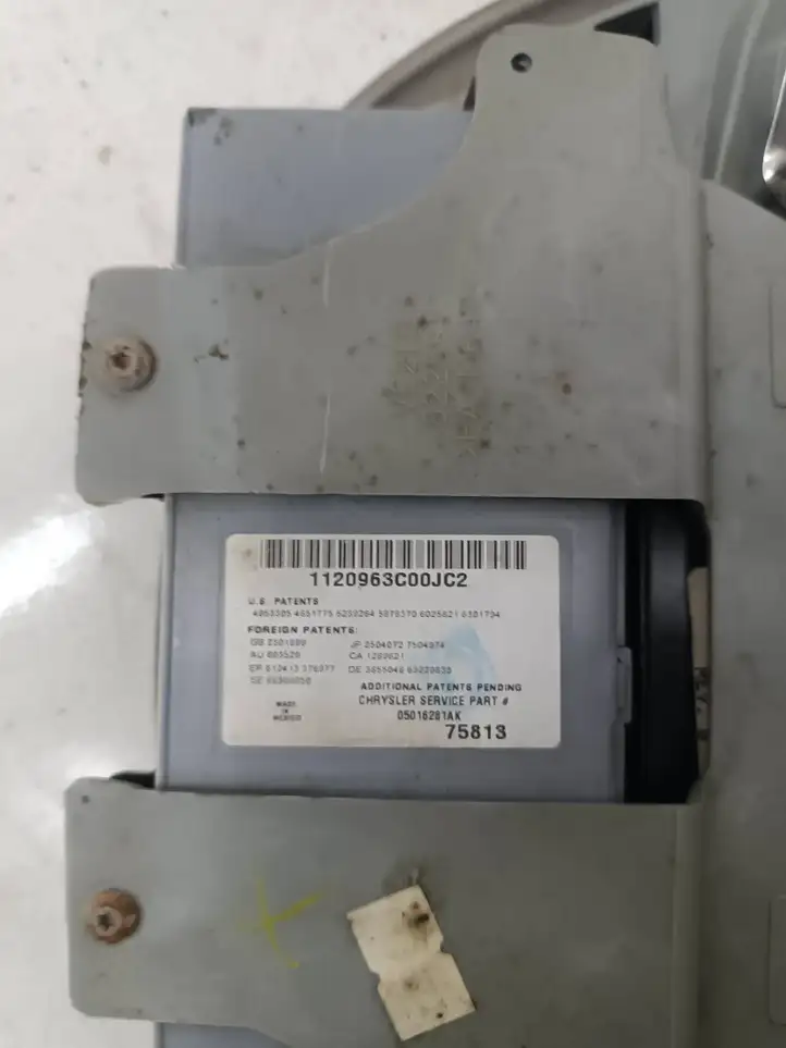 Chrysler Voyager (2004 - 2007) 04685699ac Передняя подсветка — фото 2