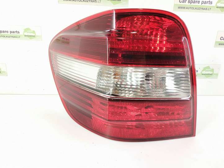 Mercedes-Benz ML W164 (2005 - 2011)   Задний фонарь в кузове