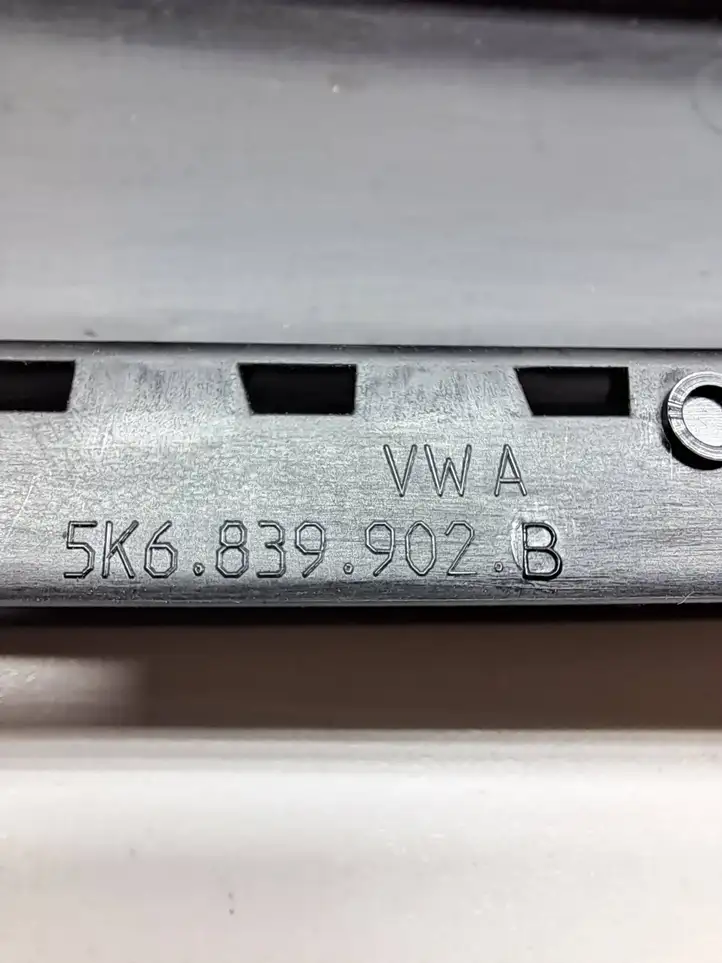 Volkswagen Golf VI (2009 - 2013) 5K6839902B Накладка стекла задней двери — фото 3