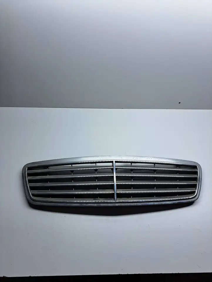 Mercedes-Benz C W203 (2000 - 2007) A2038800183 Передняя решетка — фото 1