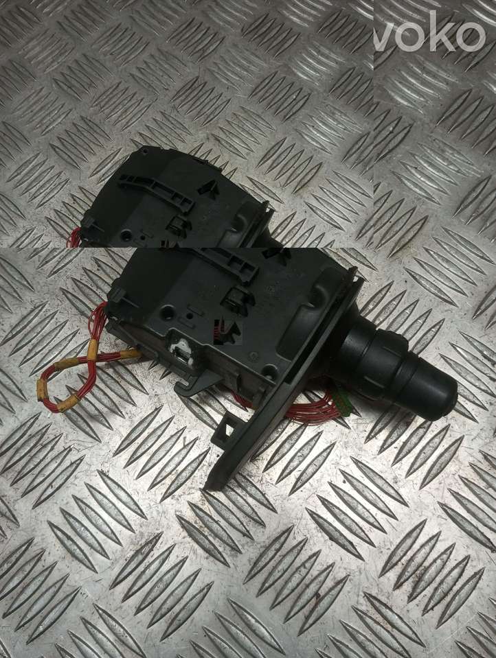 Renault Clio III (2005 - 2012)  88102002 Ручка поворотов/ фонарей