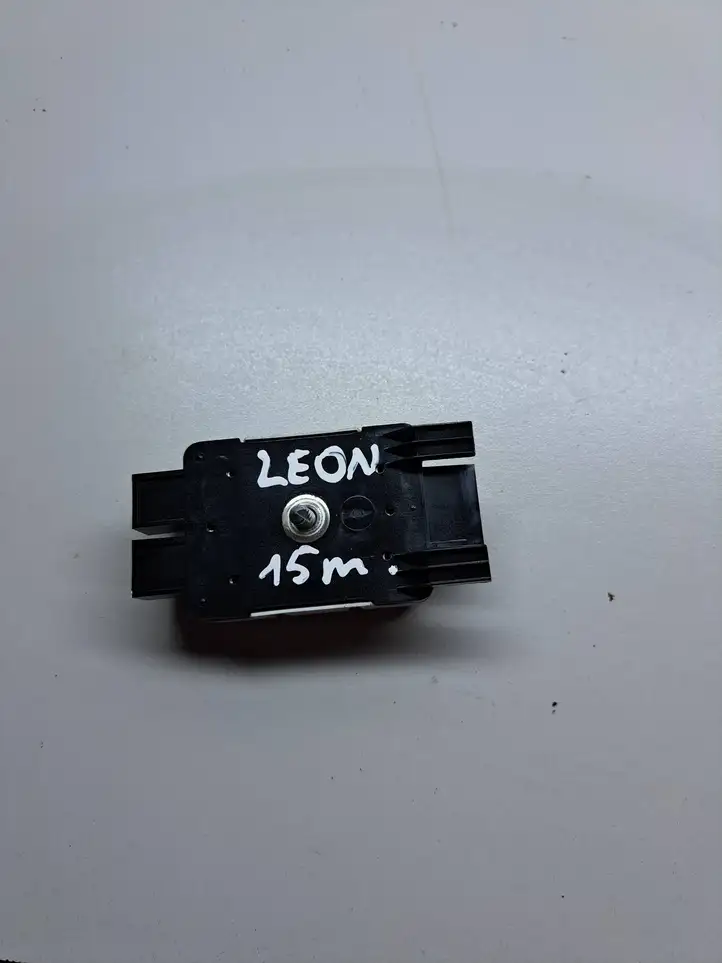 Seat Leon (5F) (2012 - 2019) 5Q0035570 Усилитель антенны — фото 2