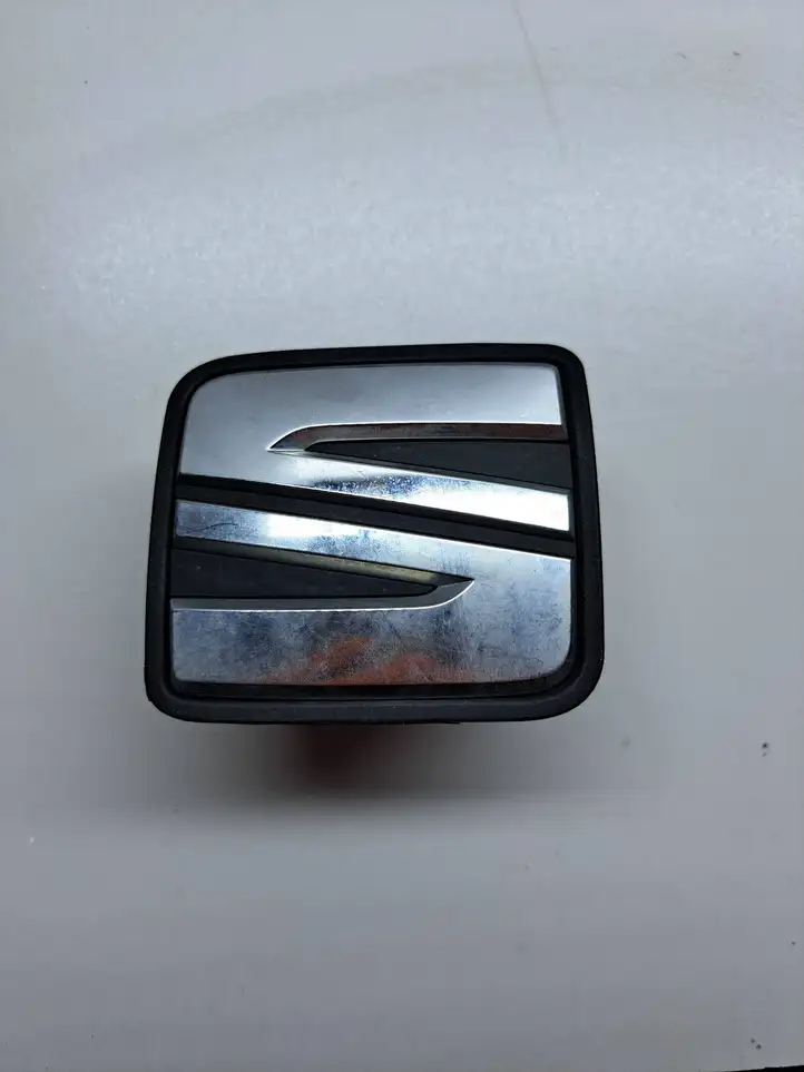 Seat Leon (5F) (2012 - 2019) 5F0827565B Ручка крышки багажника — фото 1
