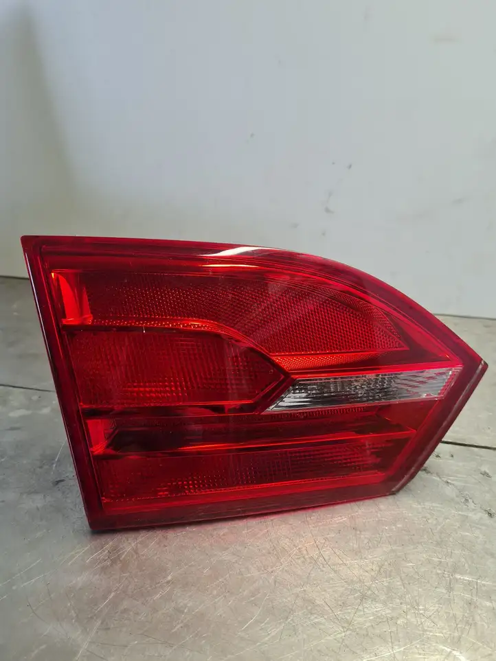 Volkswagen Jetta VI (2011 - 2018) 5C6945259A Задний фонарь в крышке багажника — фото 1