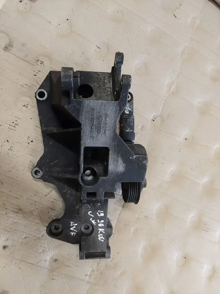 Volkswagen PASSAT B5.5 (2001 - 2005) 038903143AE Кронштейн генератора — фото 1