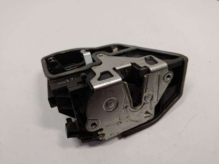 BMW 5 E60 E61 (2004 - 2010)  7036172 Замок задней двери