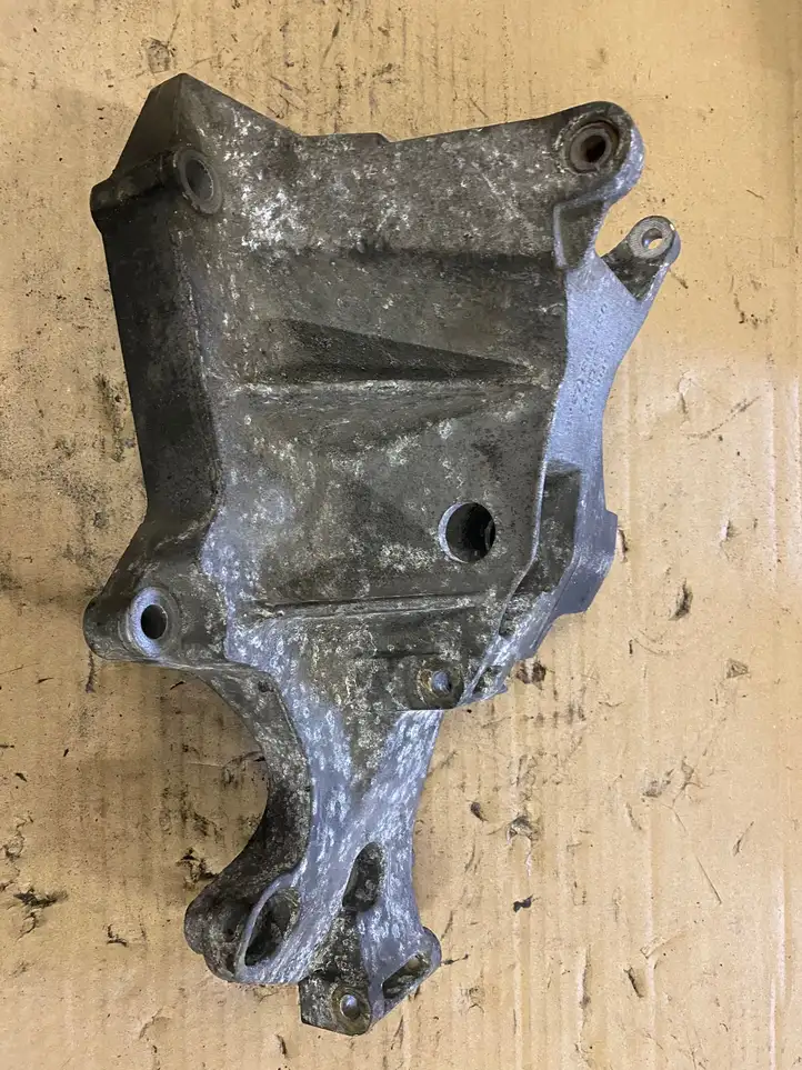 Audi A4 S4 B5 8D (1999 - 2001) 038903143AE Кронштейн компрессора кондиционера воздуха — фото 1