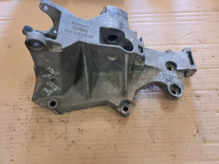 Volkswagen PASSAT B5.5 (2001 - 2005) 038903143AE Кронштейн генератора — фото 1