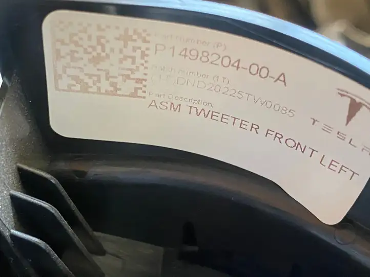 Tesla Model Y (2019 - 2024) 149820400A Прочая отделка передней двери — фото 3