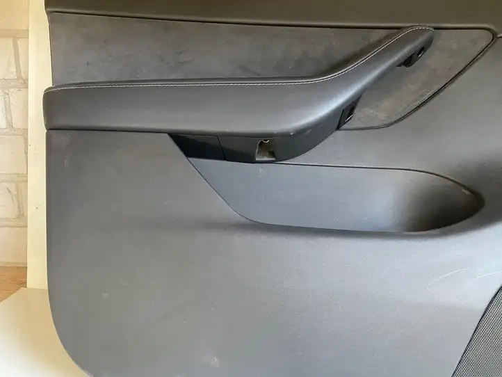 Tesla Model Y (2019 - 2024) 149820400A Прочая отделка передней двери — фото 4