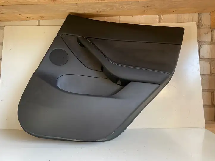 Tesla Model Y (2019 - 2024) 149729791B Обшивка задней двери — фото 1