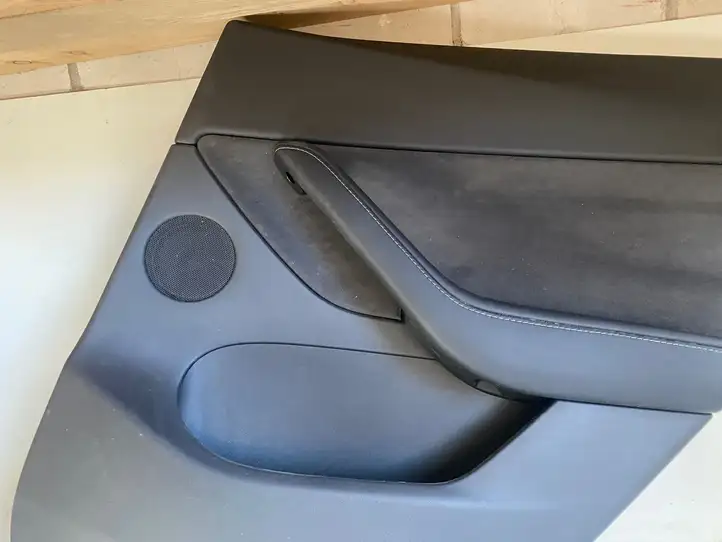 Tesla Model Y (2019 - 2024) 149729791B Обшивка задней двери — фото 7