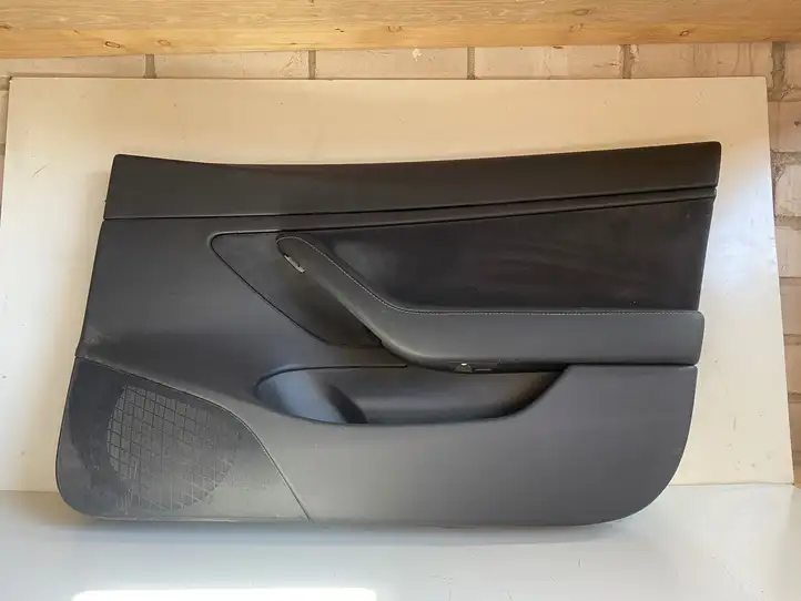 Tesla Model 3 (2017 - 2023) 147730291C Обшивка передней двери — фото 1