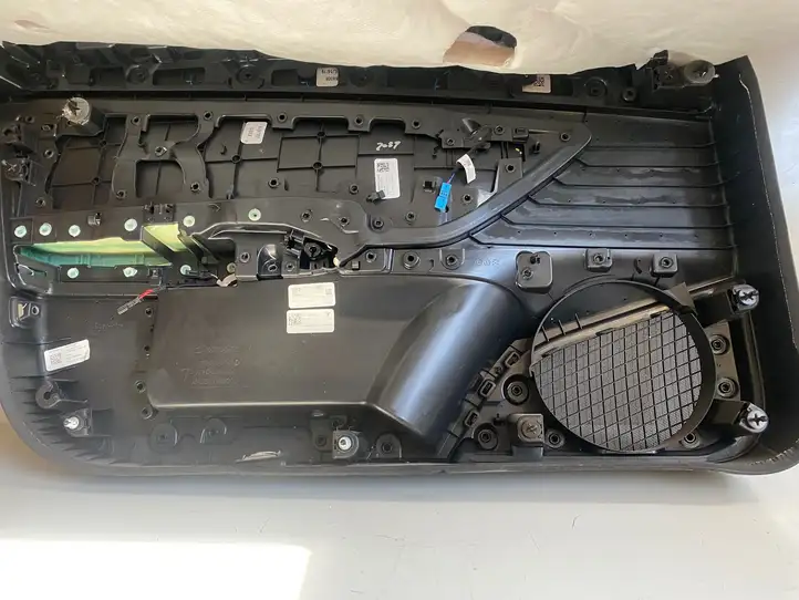 Tesla Model 3 (2017 - 2023) 147730291C Обшивка передней двери — фото 7
