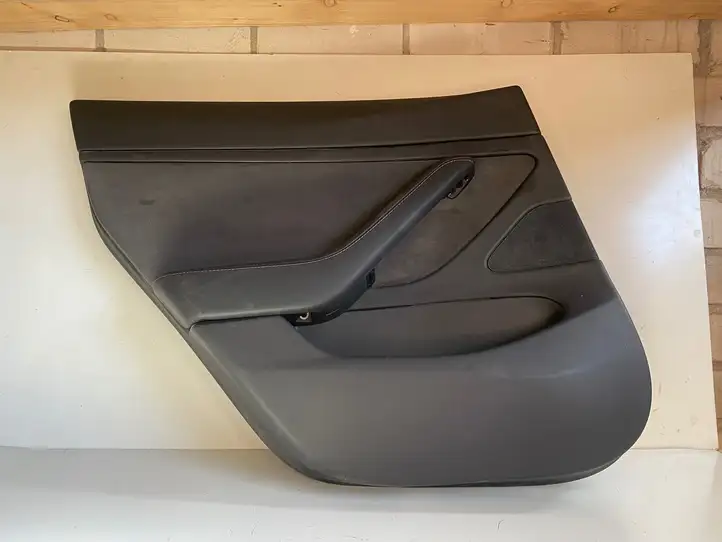 Tesla Model 3 (2017 - 2023) 109041301L Обшивка задней двери — фото 1