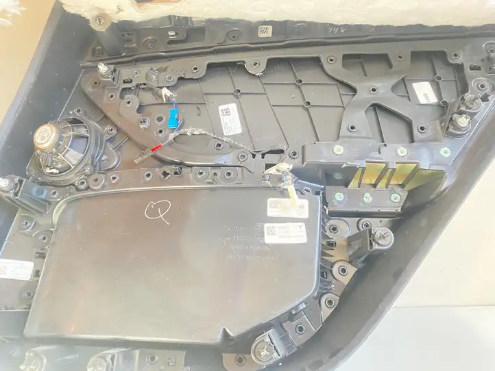 Tesla Model 3 (2017 - 2023) 109041301L Обшивка задней двери — фото 5