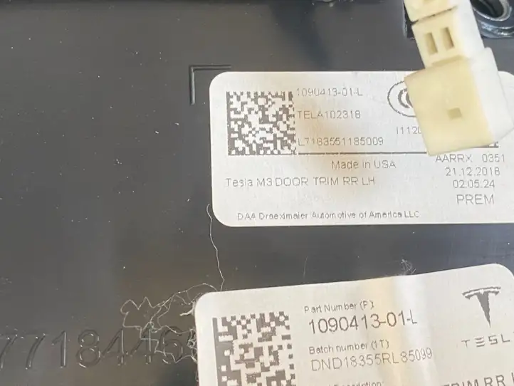 Tesla Model 3 (2017 - 2023) 109041301L Обшивка задней двери — фото 9