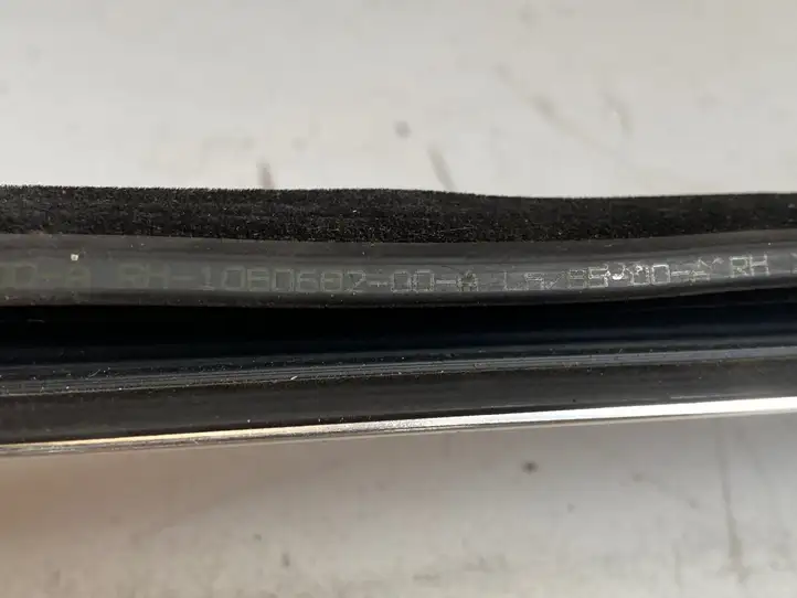 Tesla Model 3 (2017 - 2023) 108068200A Прочая отделка передней двери — фото 1