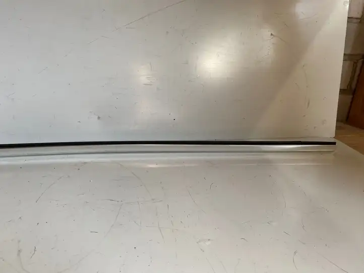 Tesla Model 3 (2017 - 2023) 108074600D Прочая отделка передней двери — фото 2