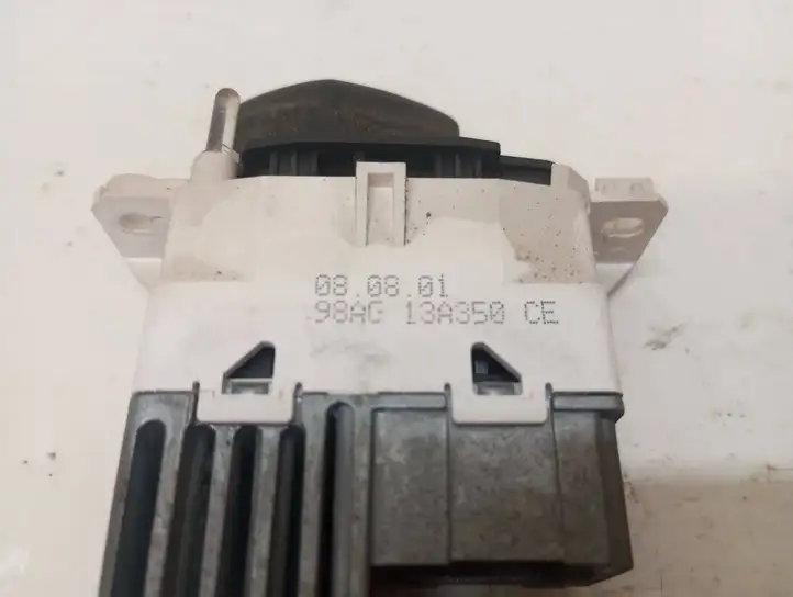 Ford Focus (1998 - 2004) 98AG13A350CE Включатель аварийных фонарей — фото 4