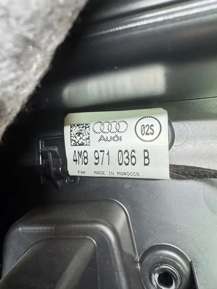Audi Q8 (2018 - ) 4M8971693AG Прочая отделка задней двери — фото 10