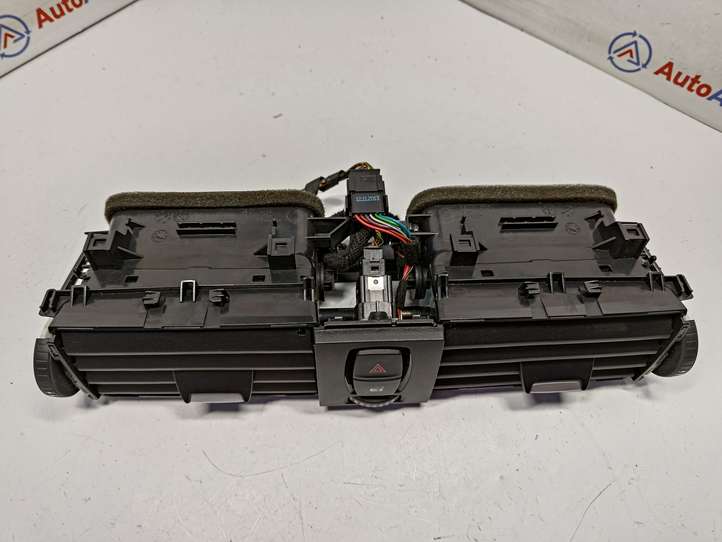 BMW 3 F30 F35 F31 (2012 - 2018)  9218552 Центральный дефлектор