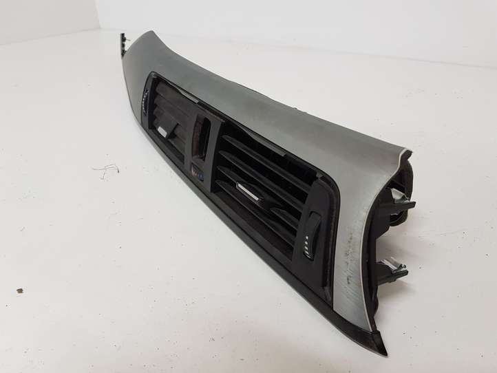 BMW 3 F30 F35 F31 (2012 - 2018)  9218552 Центральный дефлектор
