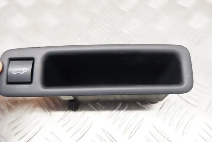 Toyota Highlander XU70 (2019 - ) 748110E030 Кнопка закрытия крышки багажника — фото 6