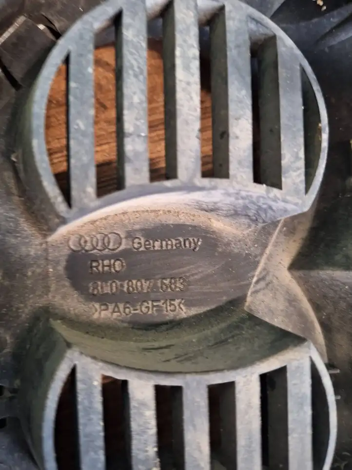 Audi A3/S3 8L (2000 - 2003) 8L0807683 Передняя решетка — фото 2