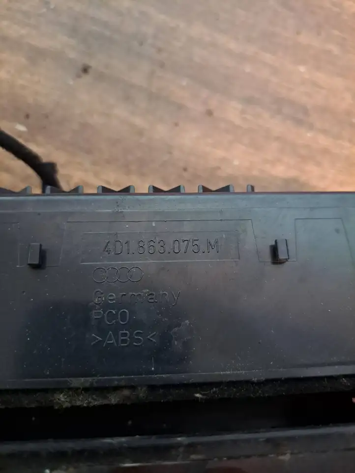 Audi A8 S8 D2 4D (1999 - 2002) 4D1863075M Вещевой ящик — фото 2