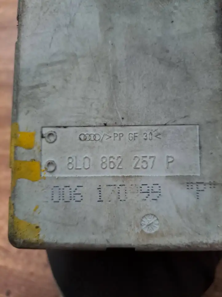 Audi A3/S3 8L (2000 - 2003) 8L0862257P Вакуумный насос центрального замка — фото 2
