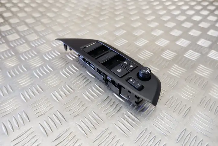 Toyota Yaris Cross (2020 - ) 840400D030 Блок кнопок стеклоподъемников — фото 2