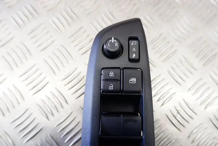 Toyota Yaris Cross (2020 - ) 840400D030 Блок кнопок стеклоподъемников — фото 6