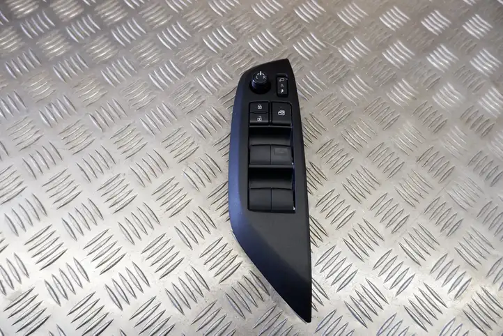 Toyota Yaris Cross (2020 - ) 840400D030 Блок кнопок стеклоподъемников — фото 8