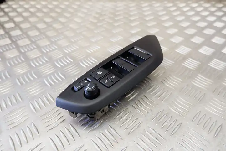 Toyota Yaris Cross (2020 - ) 840400D030 Блок кнопок стеклоподъемников — фото 9