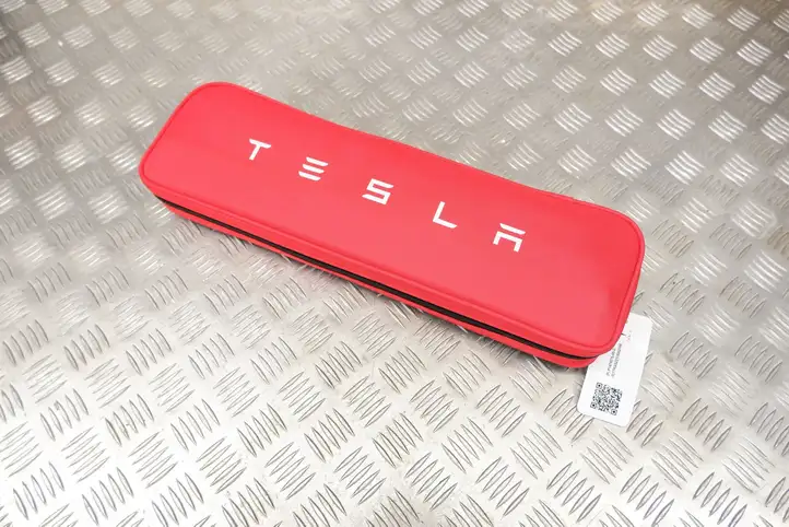 Tesla Model Y (2019 - 2024) P147507600D Автомобильная аптечка — фото 1